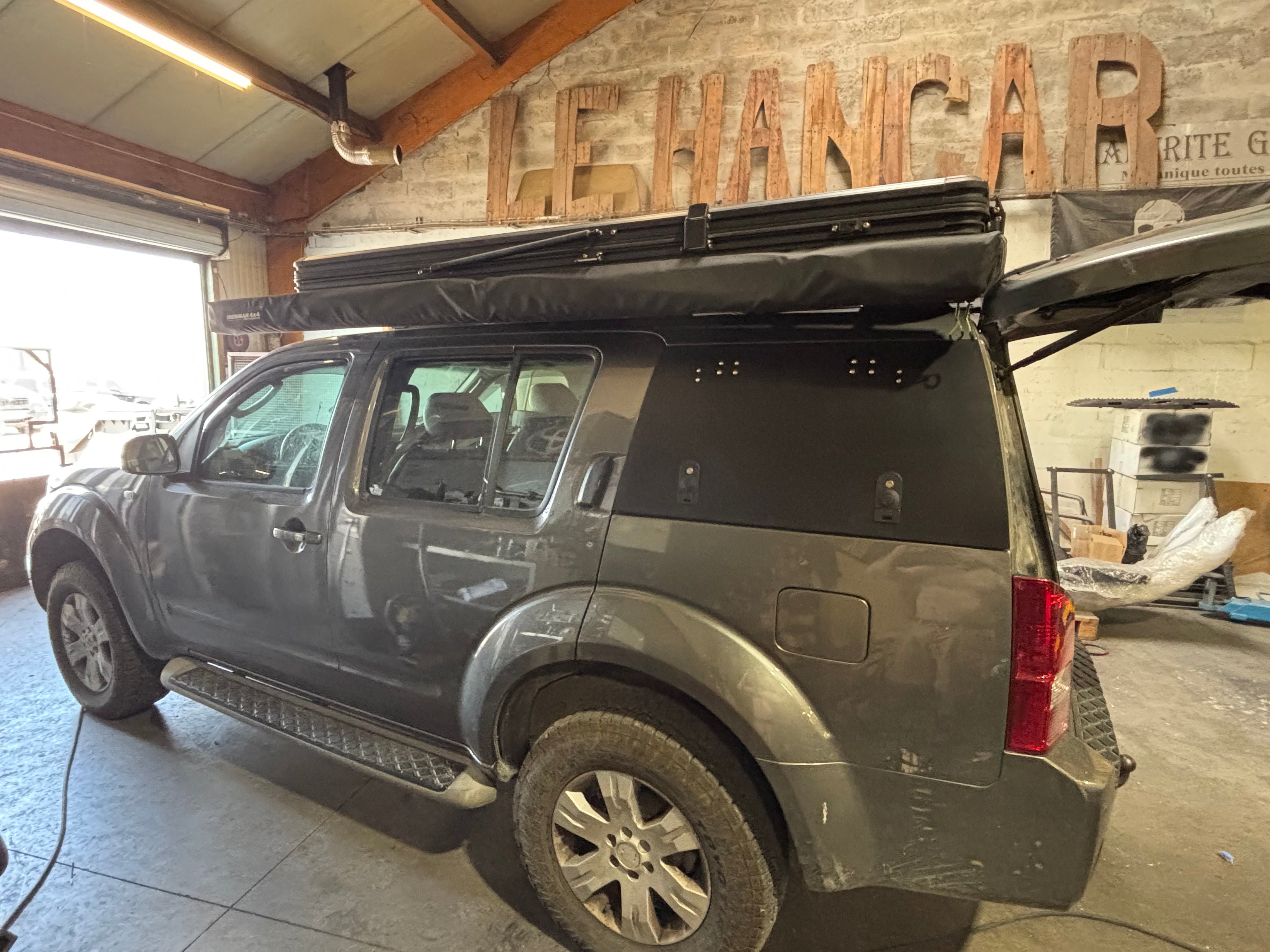 Gullwing windows Nissan Pathfinder