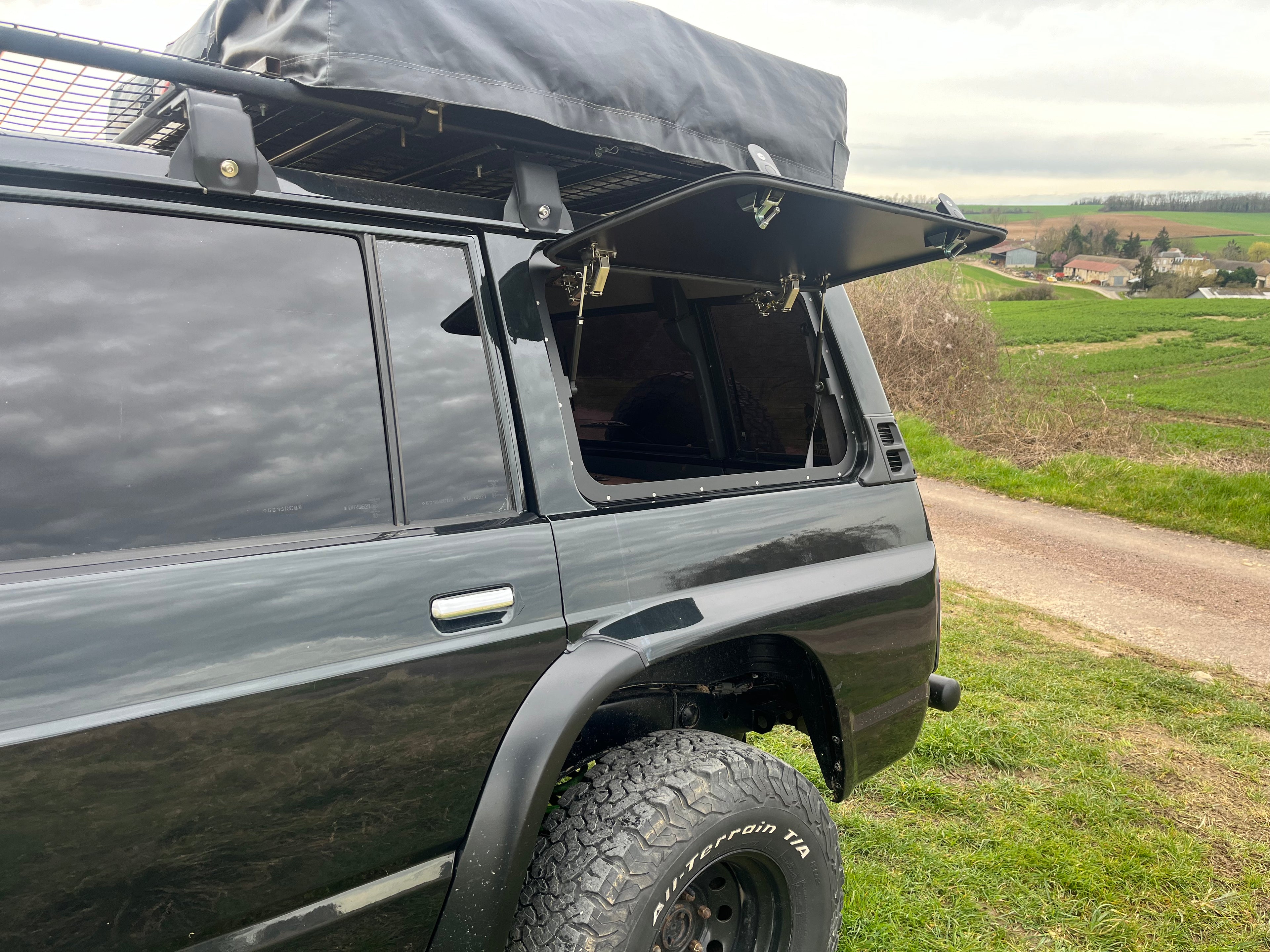 Gullwing windows NISSAN PATROL Y60 long